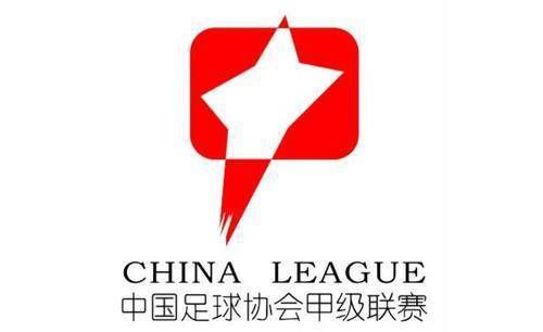 达妹身穿淡黄色印花雪纺连衣裙，外搭做旧牛仔外衫，不经意间抬眸看着与之接吻的美队，甜蜜又诱惑。