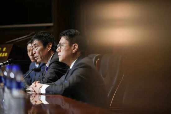 当时，这三名小偷正在偷他车上的催化转化器。