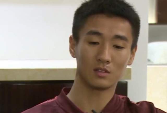 罗曼：光是短裤还不够显年轻，主要还得配上一个跟雷老师特别侠振的发色，当时是怎么设计出来的？