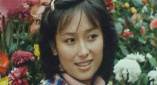 海报中上面还画有以《阿雅与魔女》中的角色为灵感的骰子和棋子。